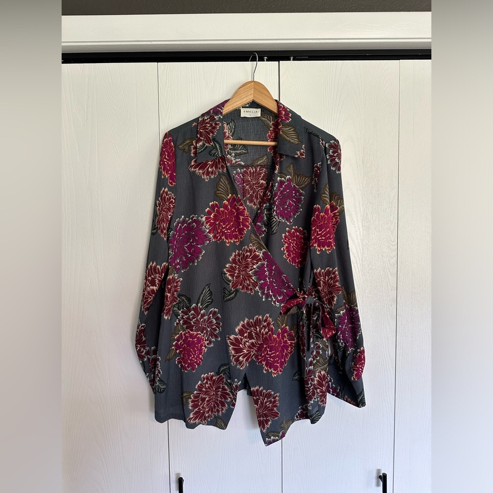 Floral Wrap Kimono Blouse in Gray